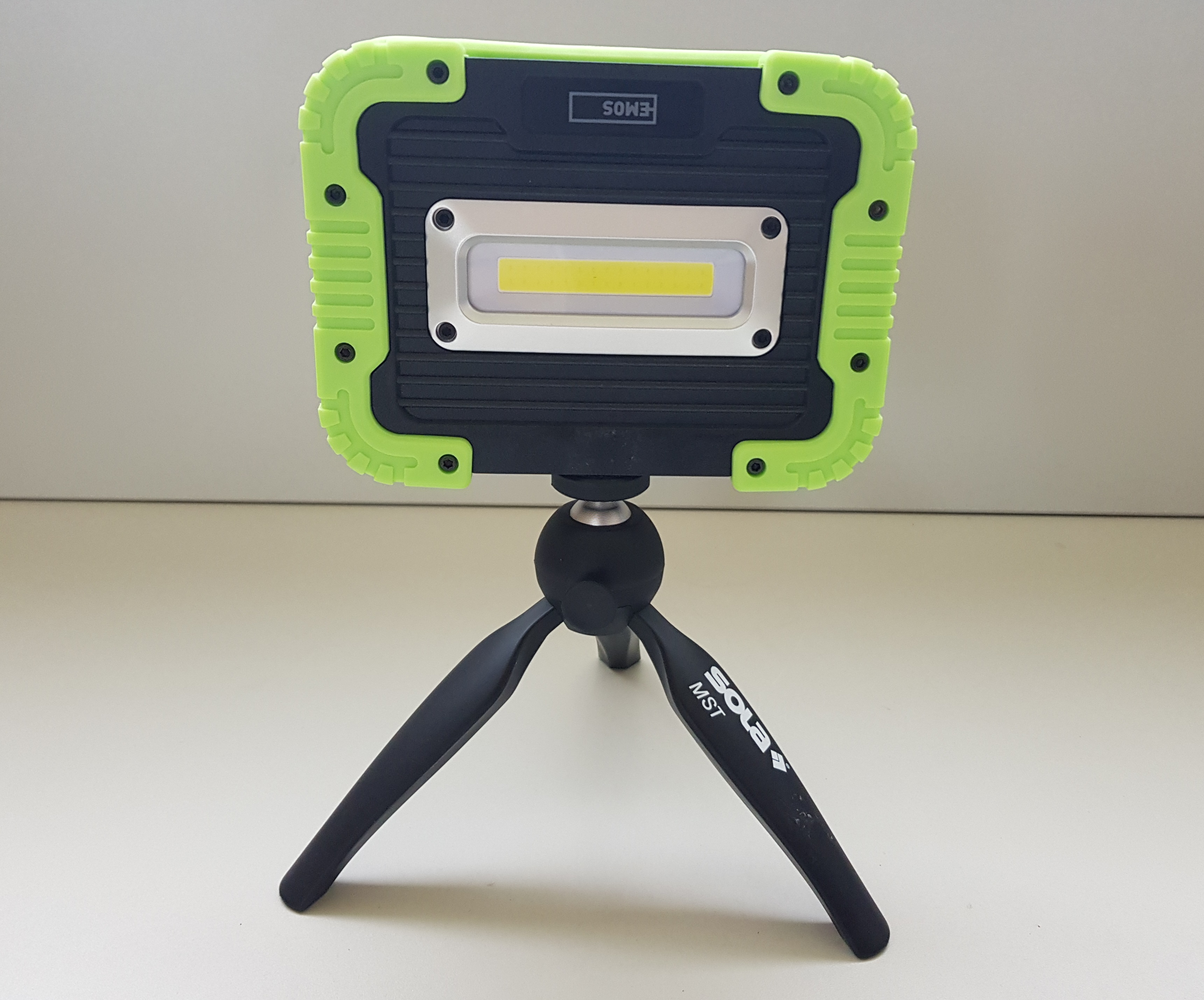 Nabíjecí reflektor LED (P4533 + COB LED) se stativem 