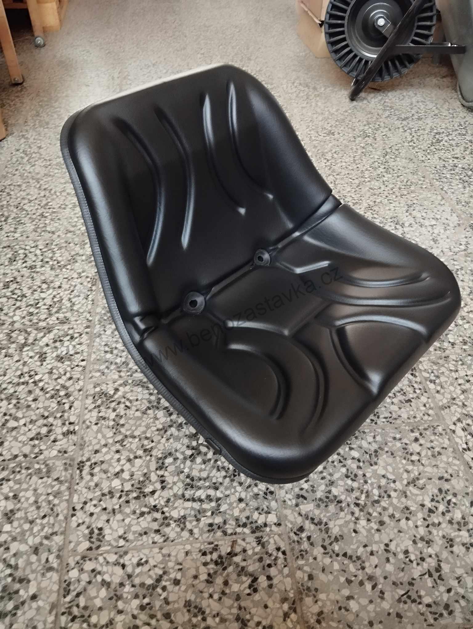 Sedadlo s PVC čalouněním, mechanické odpružení