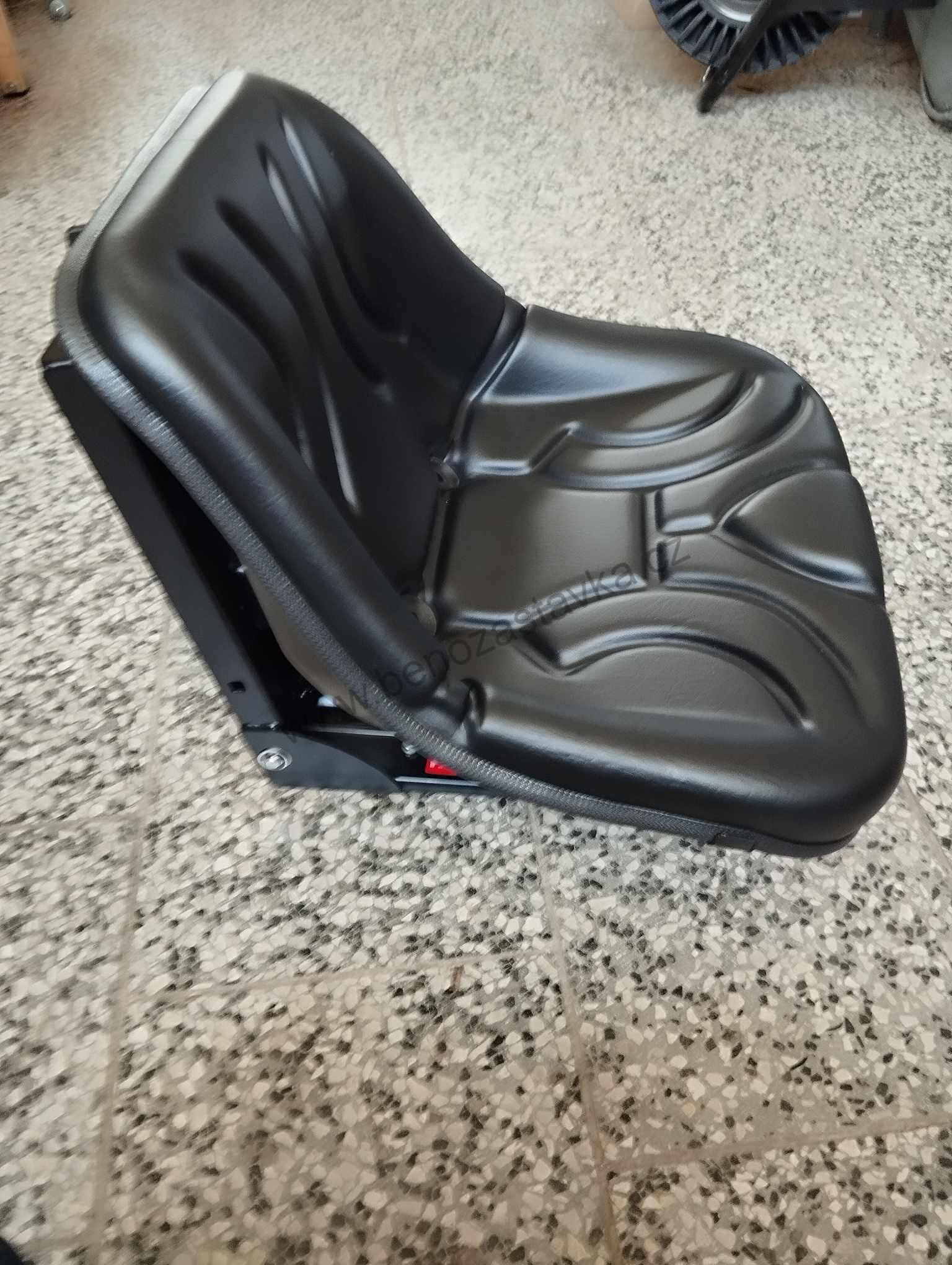 Sedadlo s PVC čalouněním, mechanické odpružení