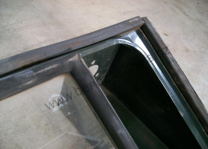 Okno zadní spodní úplné - Zetor, bezpečnostní kabina Prešov