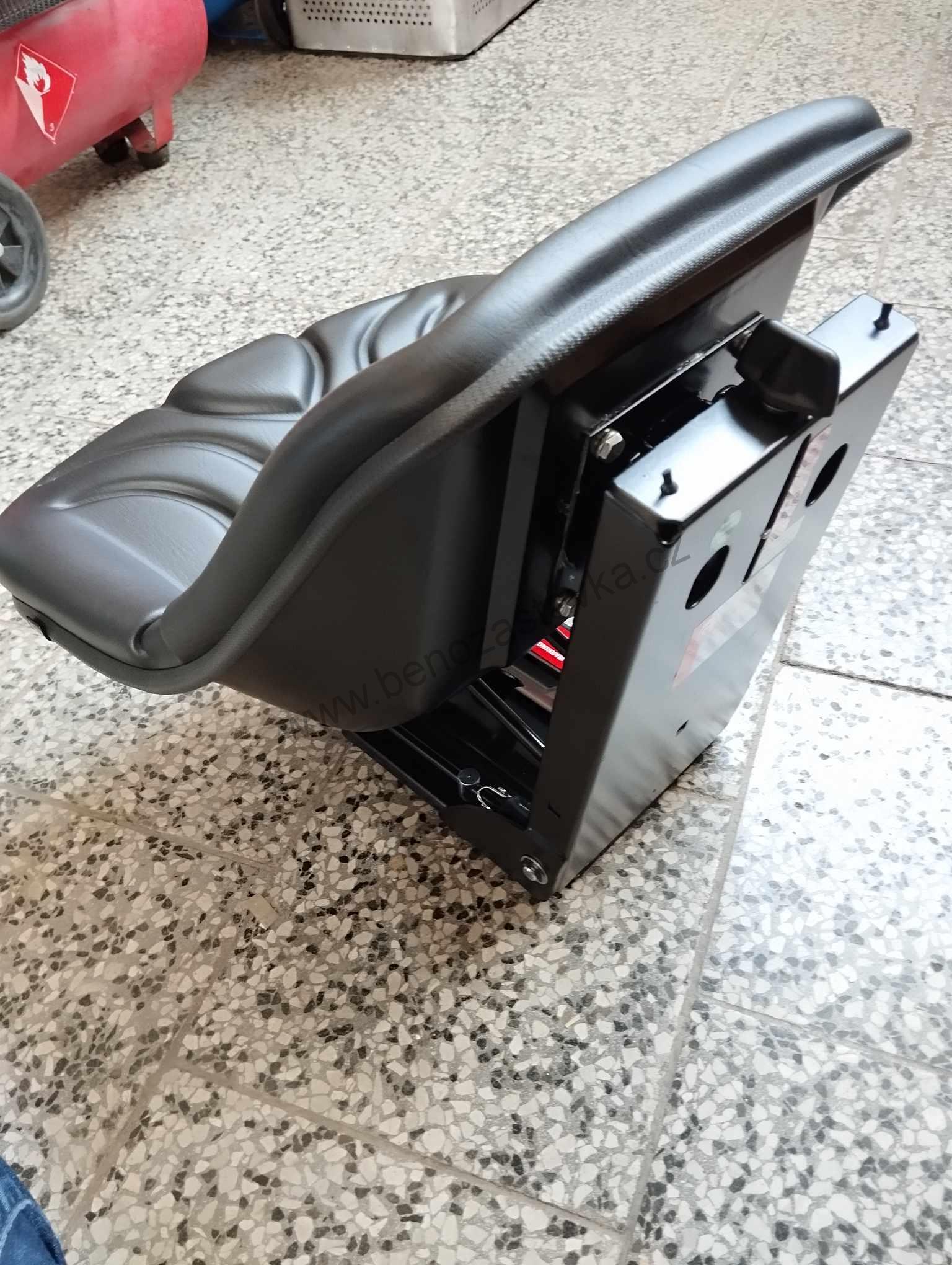 Sedadlo s PVC čalouněním, mechanické odpružení