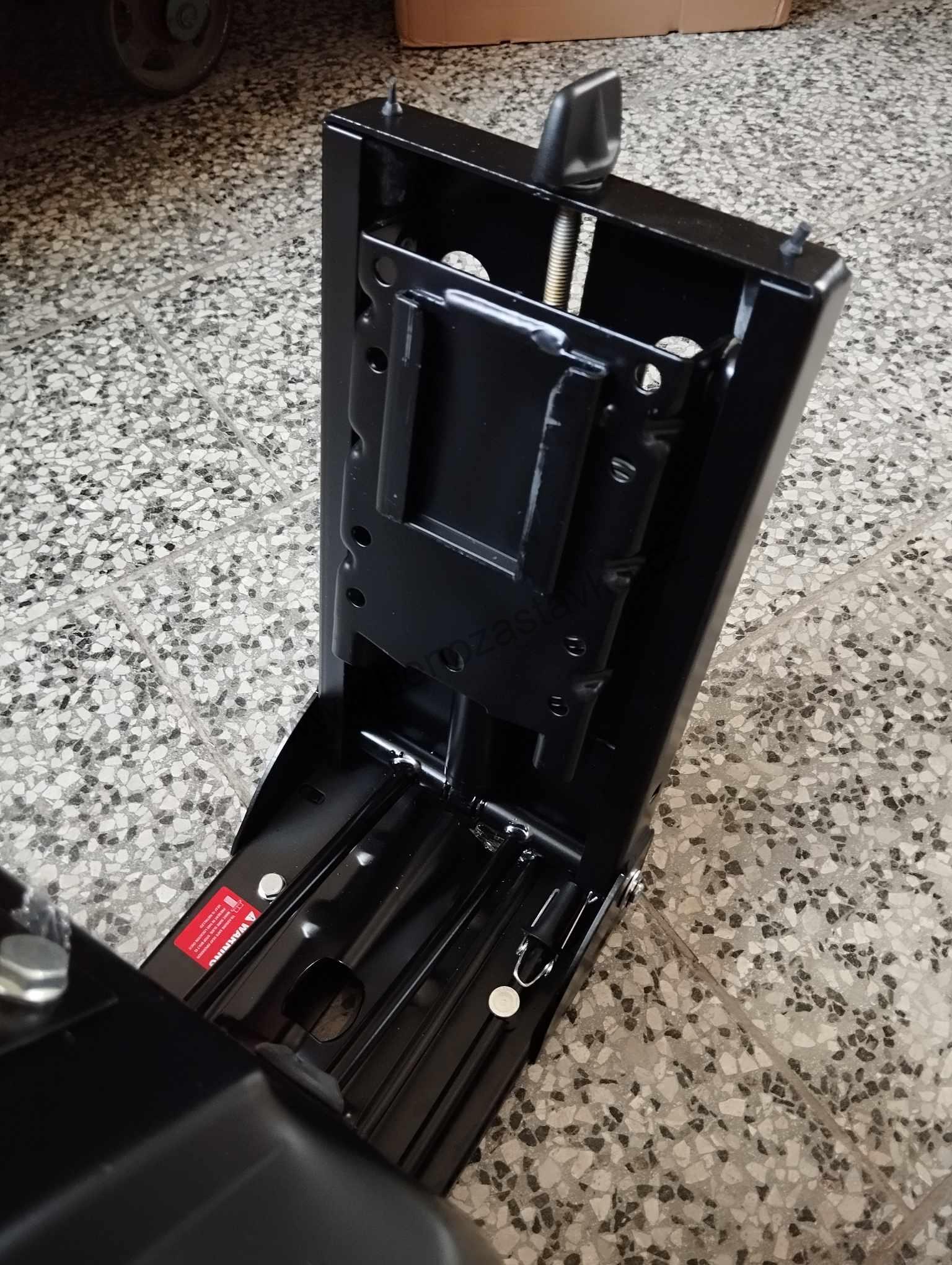 Sedadlo s PVC čalouněním, mechanické odpružení