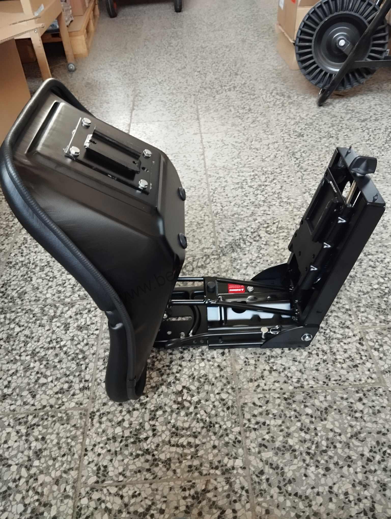 Sedadlo s PVC čalouněním, mechanické odpružení